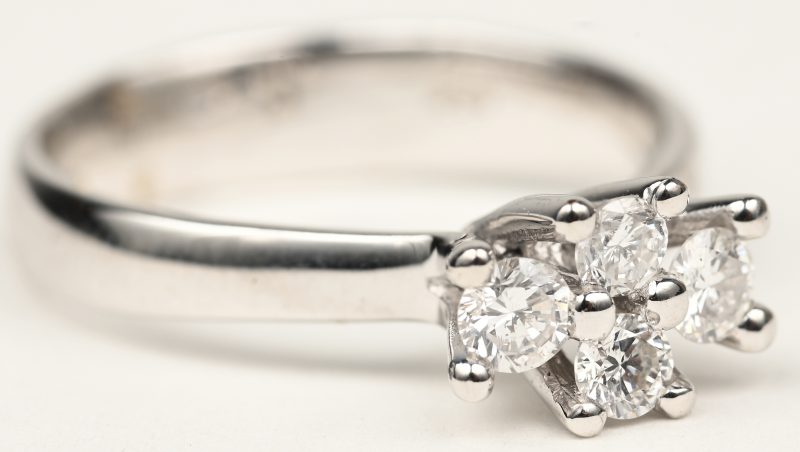 Een 18 K witgouden ring bezet met briljanten met een gezamenlijk gewicht van +- 0,45 ct.