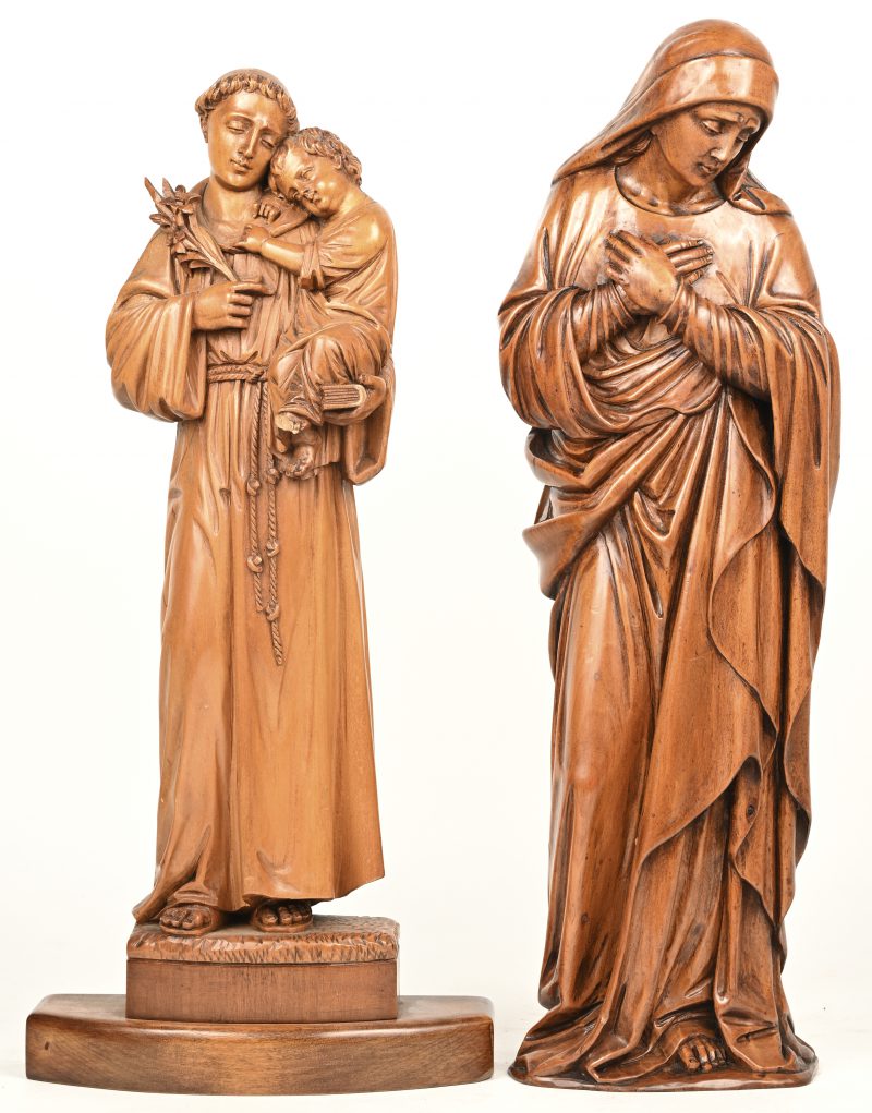 Twee fijn gebeeldhouwde heiligenbeelden.