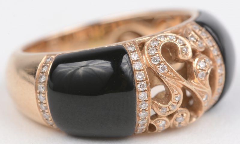 Een 18 K roze gouden ring bezet met briljanten met een gezamenlijk gewicht van +- 0,25 ct. en onyx.