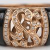Een 18 K roze gouden ring bezet met briljanten met een gezamenlijk gewicht van +- 0,25 ct. en onyx.