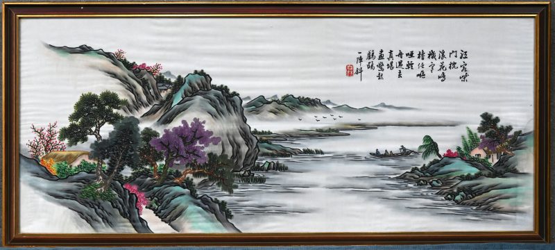 Een handgeschilderd landschap op zijde. Chinees werk. Gesigneerd.