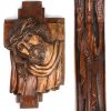 Twee gebeeldhouwde houten wandreliëfs, waarbij een met voorstelling van Christus en één met voorstelling van Mozes met de tien geboden.