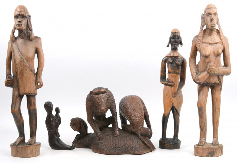 Een lot Afrikaans houtsnijwerk, bestaande uit drie staande figuren, een moeder met kind en een beeldje met drie aapjes.