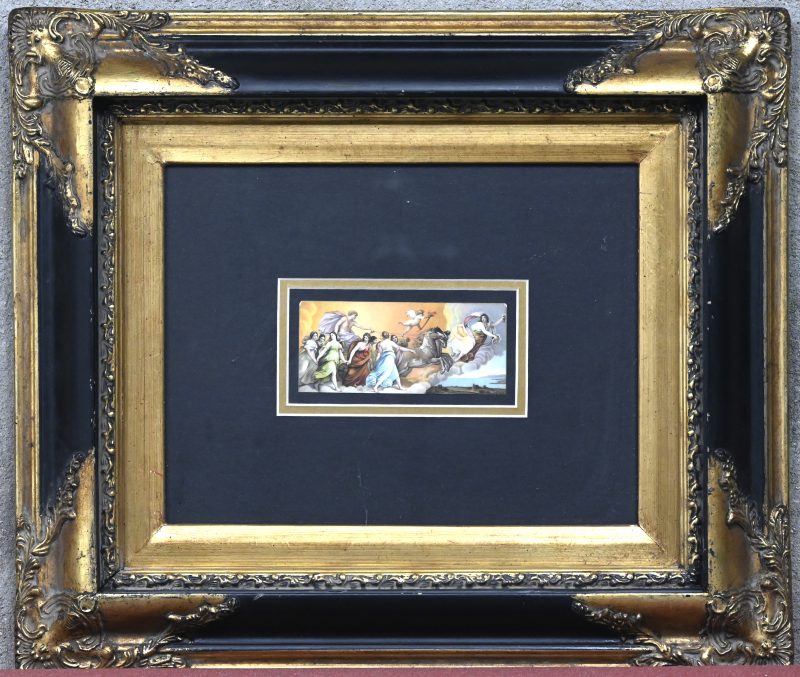Een goud- en zwartgepatineerd frame met een prentje achter glas.