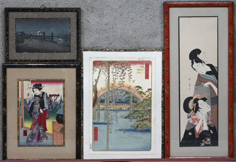 twee prenten met geishas, een japans nachttafereel en een bruggetje in een japanse tuin. Vier ingekleurde pentekeningen op papier.