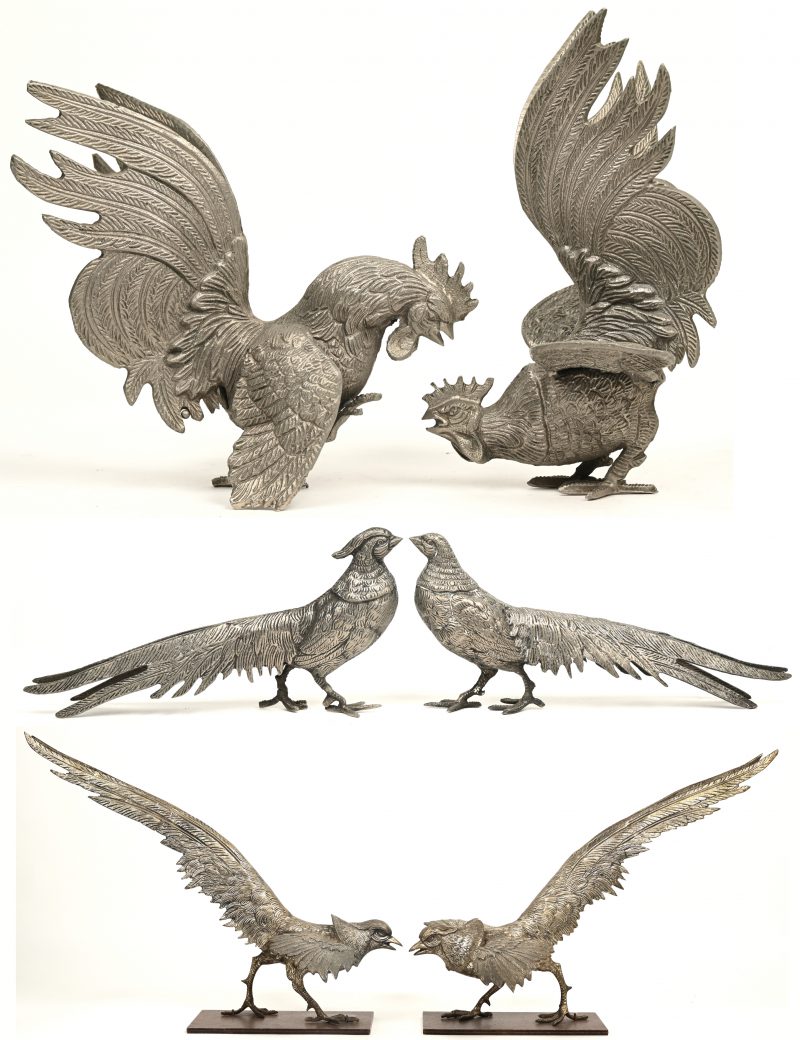 Een lot van drie paar verzilverd koperen vogels, bestaande uit hanen en fazanten.