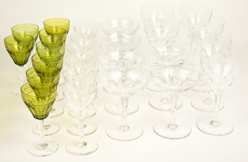 Een reeks van acht kristallen glazen met groene kelken.