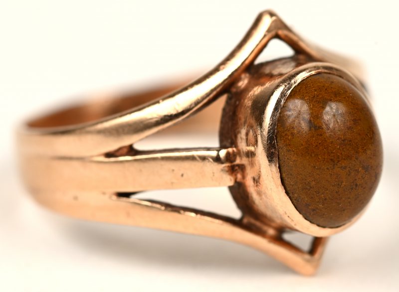 Een 14 K geelgouden ring met opaal.