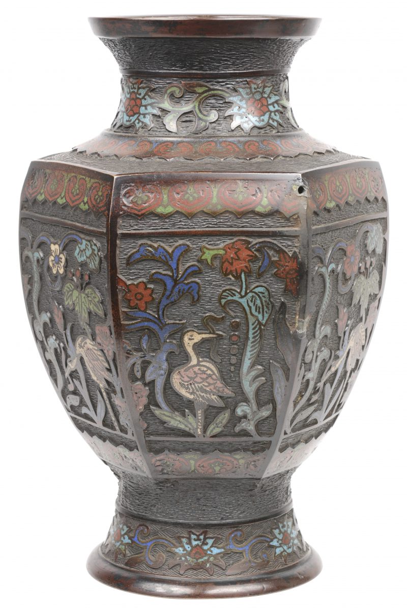 Een zeshoekige vaas van brons met een cloisonné decor van reigers en bloemen.