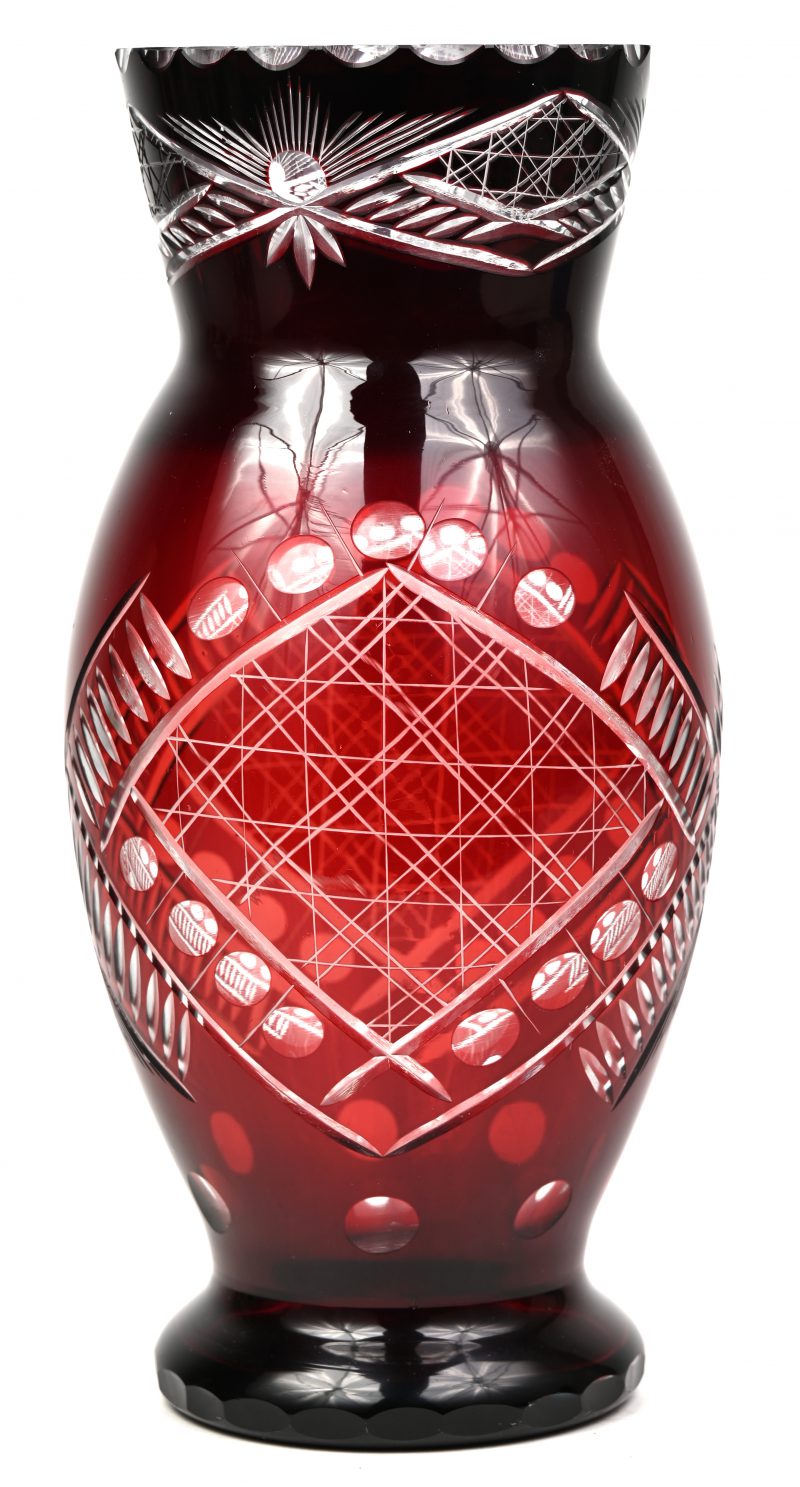 Een vaas van rood gedubbeld Boheems kristal met geslepen decor.
