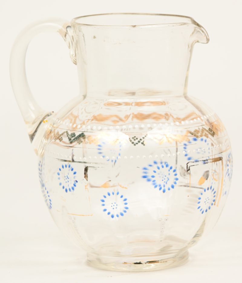 Een antiek glazen schenkkannetje met handgeschilderd decor.