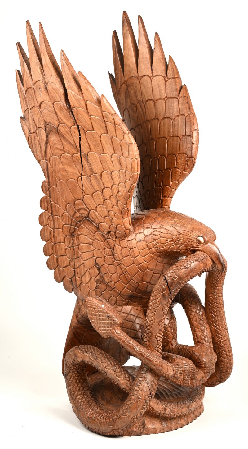 “Adelaar en slang”. Een gesculpteerd houten beeld. Afrikaans werk.
