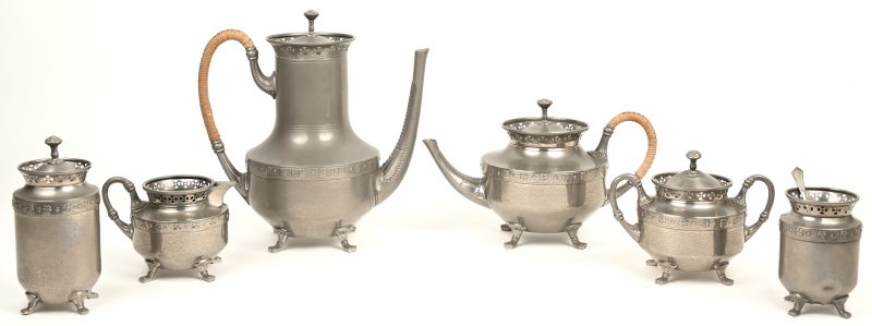 Een koffie- en theestelletje van nederlands Tin bestaande uit een koffiepot, een theepot, een suikerpot met suikerlepeltje, een melkkannetje, een theebusje en een lepelpotje. Onderaan gemerkt.