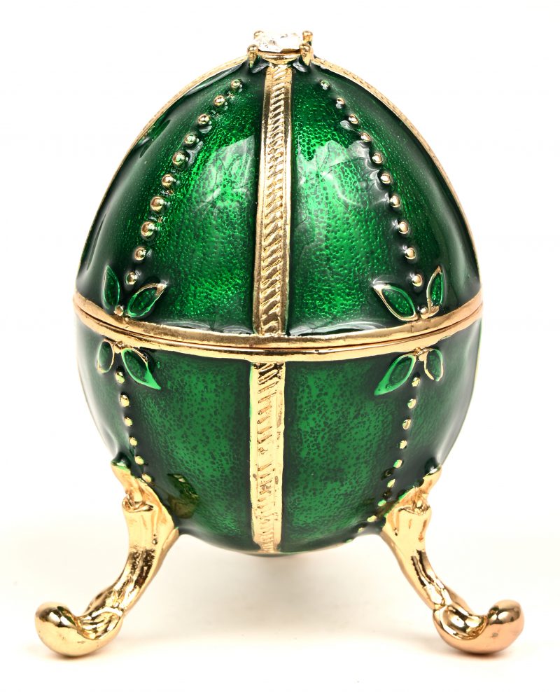 Een groen geglazuurd porseleinen ei, met vergulde ornamenten.