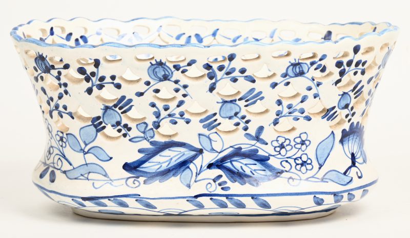 Een opengewerkte Spaans aardewerken jardinière met blauw op wit bloemendecor.