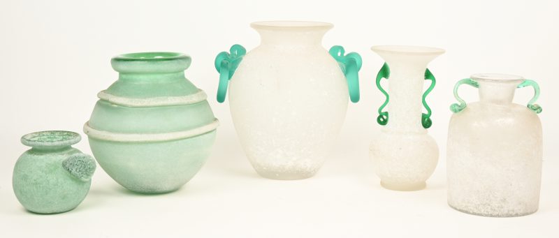 Een lot bestaande uit vijf vazen van groen, wit en blauw ruw gemaakt  mondgeblazen glas.