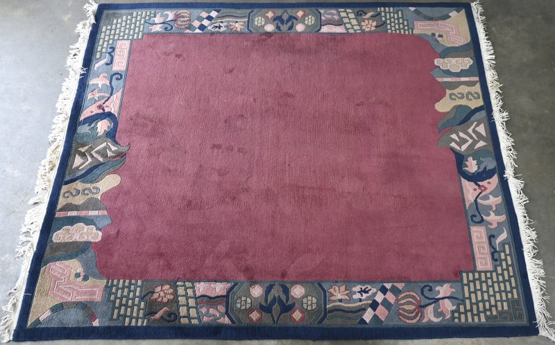 Een handgeknoopt modern wollen karpet.