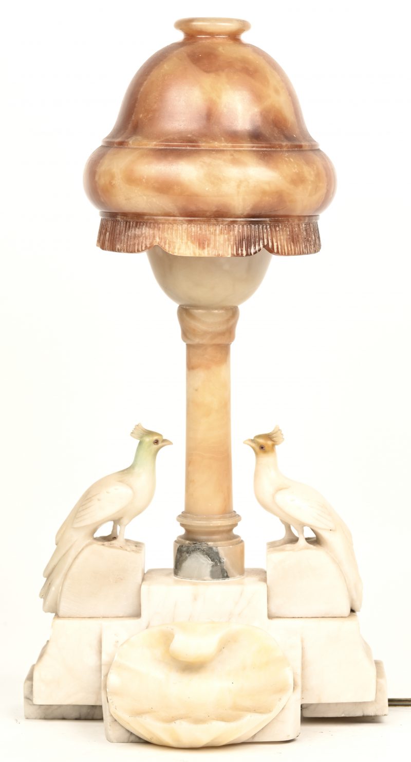 Een albasten lampje, versierd met twee vogeltjes en een schelp. Met los kapje.