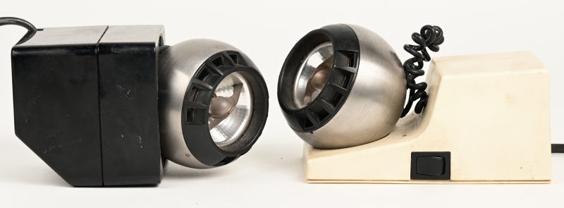 Drie vintage richtbare ‘Mini Spots’ met magnetische bevestiging. Modelnrs. 41601 & 41701.
