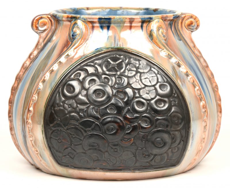 Vaas van iriserend porselein met een detail in koper.