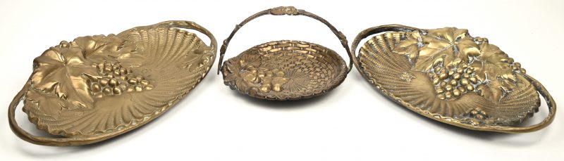 Drie bronzen vide-poches, versierd met reliëfdecors, waarbij twee met druiventrossen en één met kastanjetakken. Belle epoque.