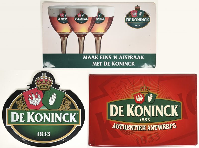 Een lot van drie geëmailleerd metalen reclameborden van De Konicnk.