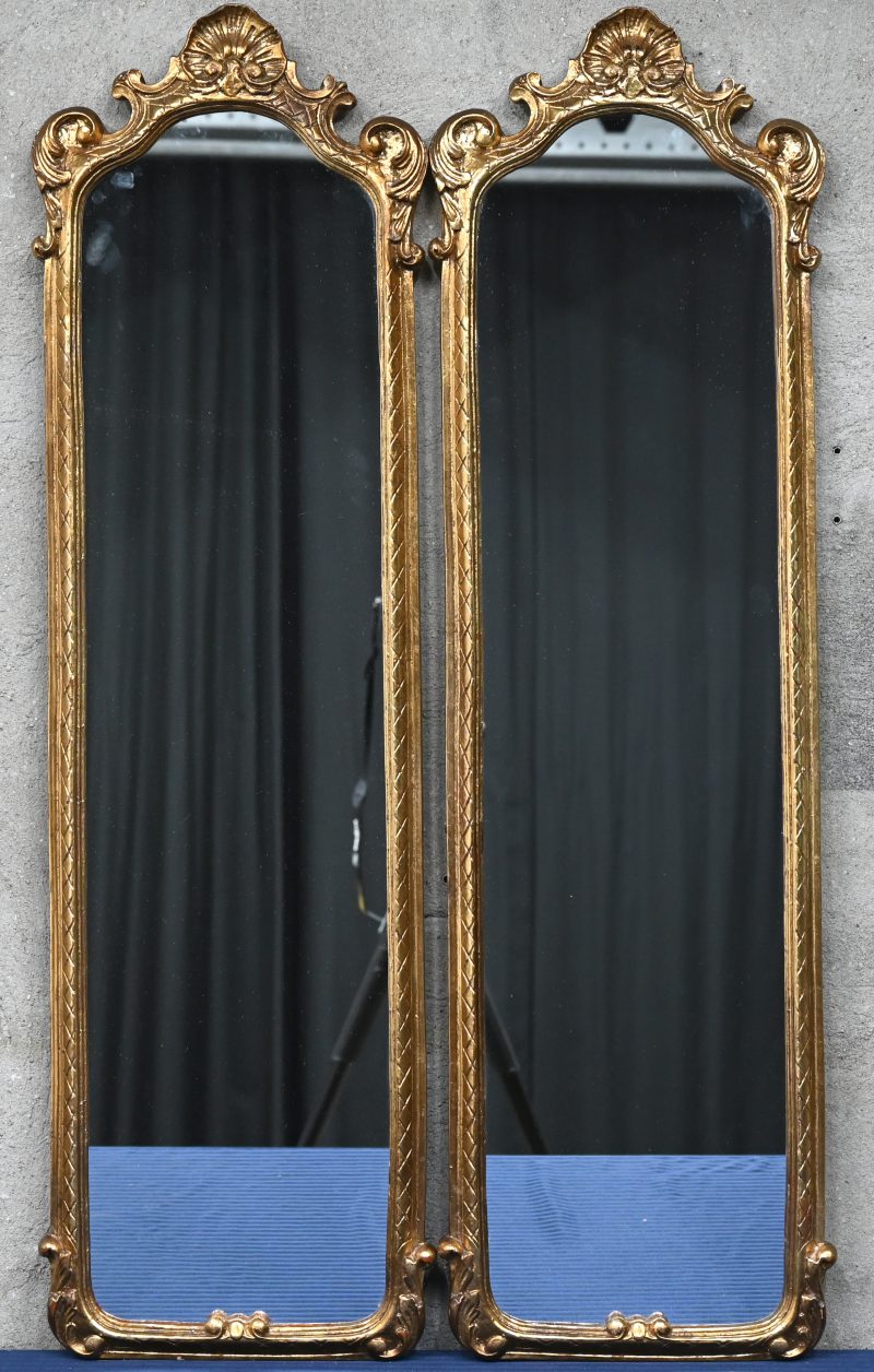 Twee langwerpige spiegels van verguld kunsthars in barokke stijl.