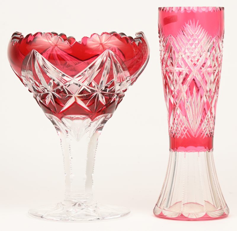 Een vaas en een coupe op voet van geslepen en rood gedubbeld kristal.