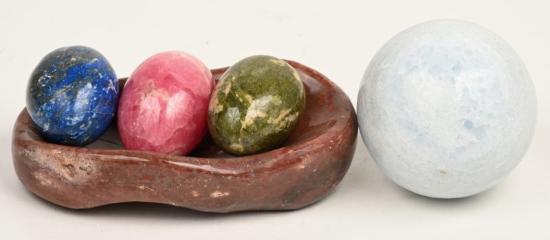 Drie eitjes in verschillende mineralen in een schaaltje. We voegen er een bol aan toe.