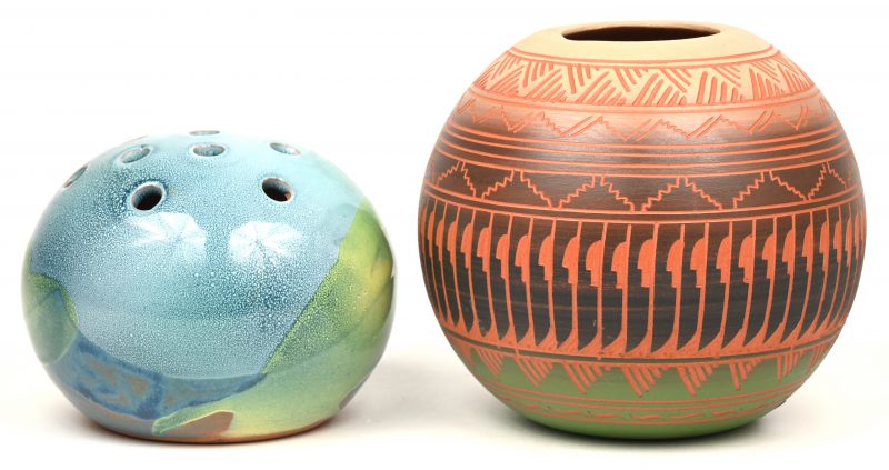 Een bol vaasje en een geglazuurd aardewerken pique-fleur. Het eerste gesigneerd ‘Bernice Watchman, Navajo”, het tweede Italiaans.