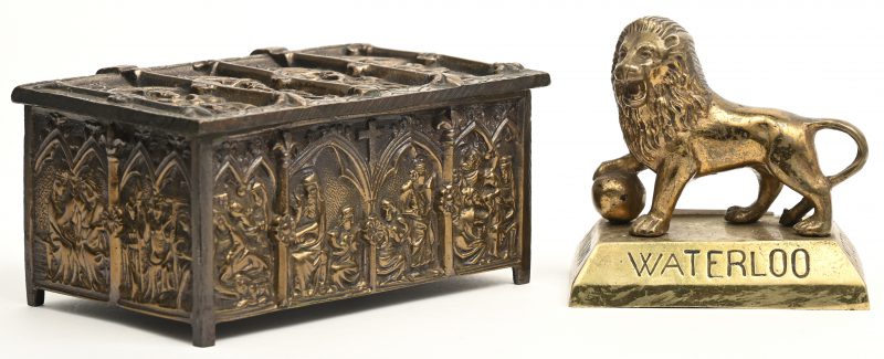 Twee stuks brons, bestaande uit een replica van een gotisch kistje en een leeuwtje van Waterloo.