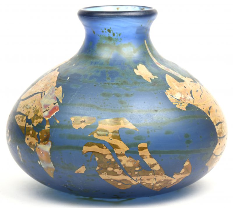 Een vaas van blauw glaspasta met meerkleurig decor. Gemerkt.