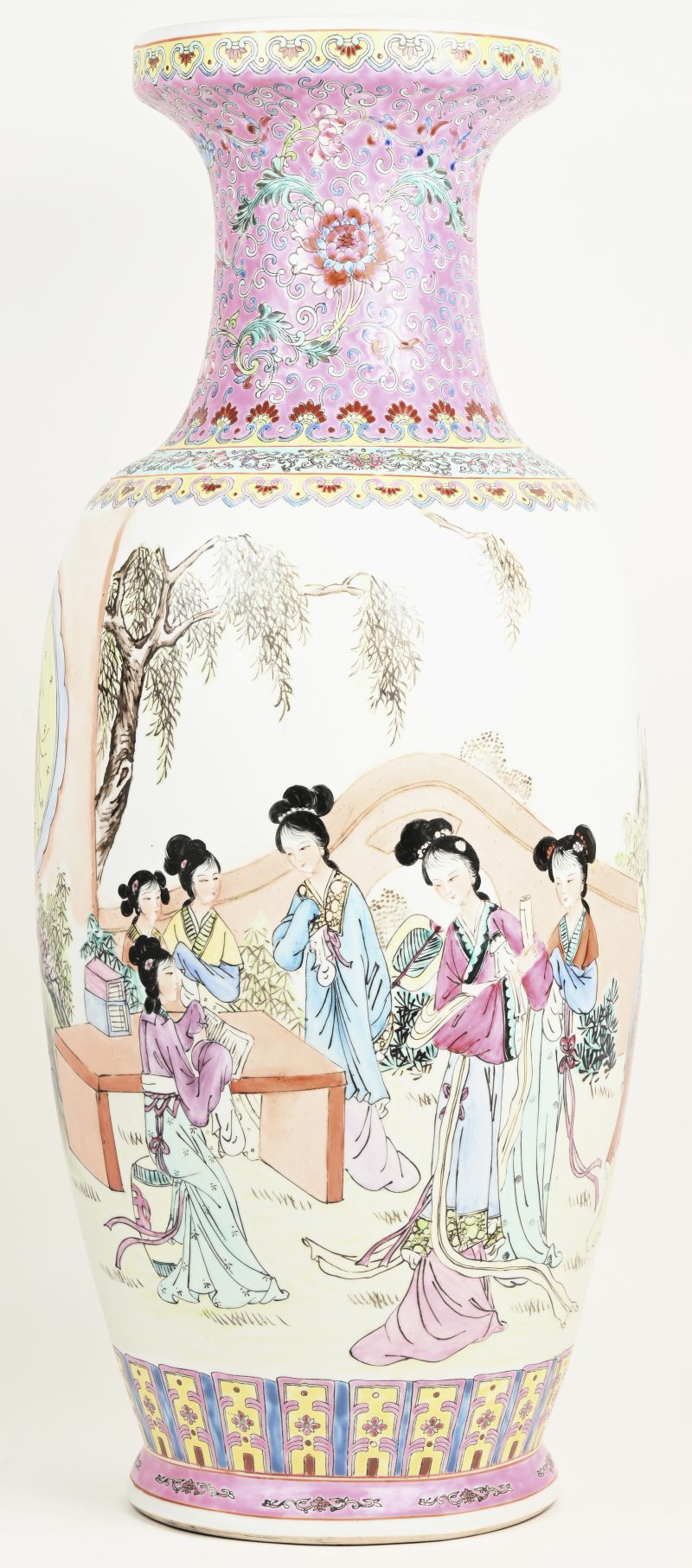Een balustervaas van Chinees porselein met een famille-rosedecor van geisha’s in een tuin. Onderaan gemerkt.