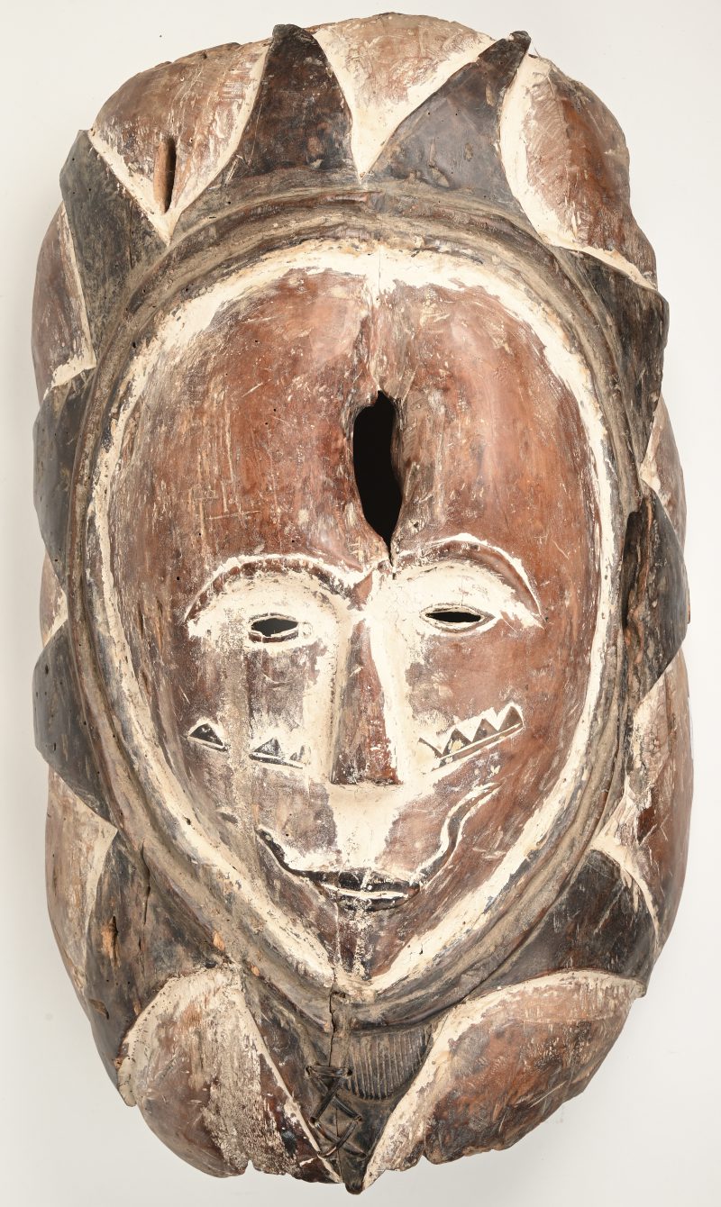 Een groot Afrikaans masker van gesculpteerd en deels gepolychromeerd hout. Punu, Gabon.