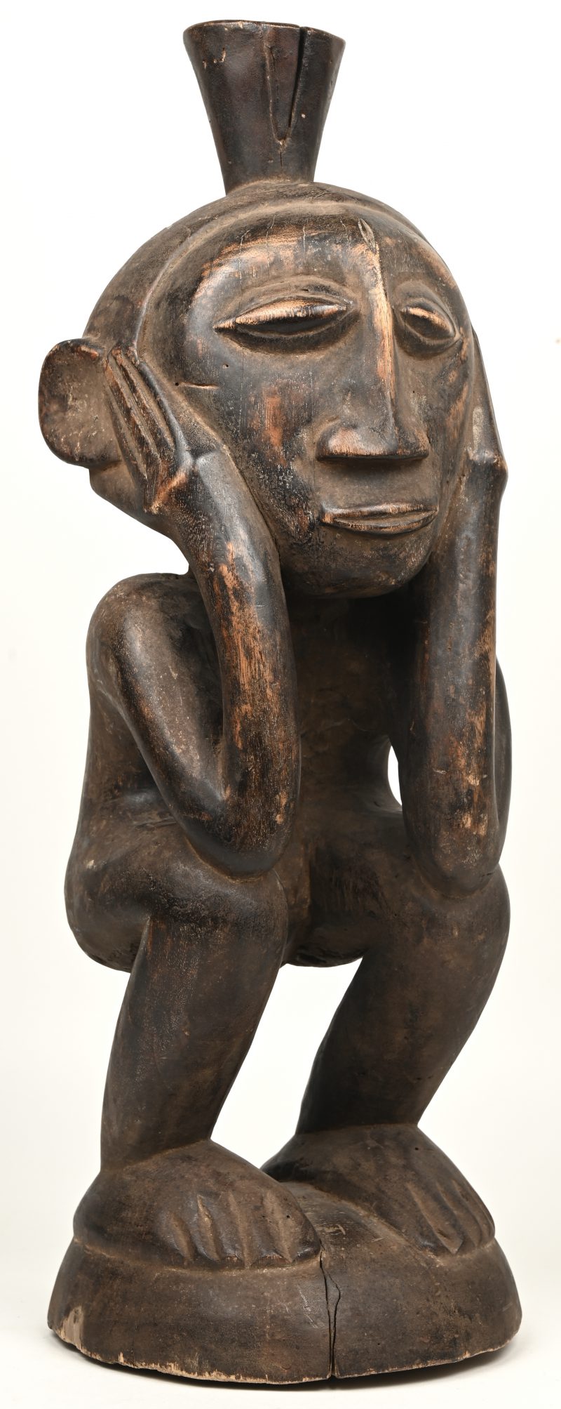 “Gehurkt figuur”. Een gebeeldhouwd Afrikaans houten figuur. Luluwa, Zaïre.