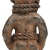 “Vrouwenfiguur”. Een beeldje van terracotta en touw. Yoruba, Nigeria.