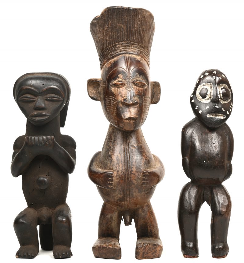 Een lot van drie Afrikaans houten beeldjes, waarbij een kruik in de vorm van een mannenfiguur, Mangbetur, Zaïre. De andere twee Ganf, Gabon en Lega, Zaïre.