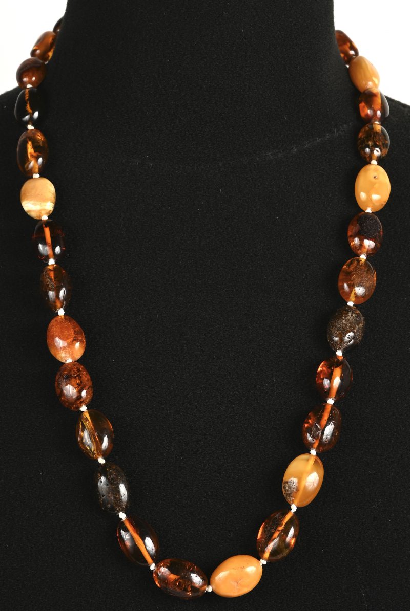 Een halssnoer met verschillende kleuren amber.