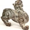 Een beeldje van een tijger van gebeeldhouwd steen, naar de voorbeelden van de Han Dynastie (IIIde eeuw).