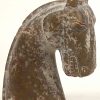 Een beeldje van een gestyleerde paardenkop van gebeeldhouwd steen, naar de voorbeelden van de Tang Dynastie (VIIe-IXe eeuw).