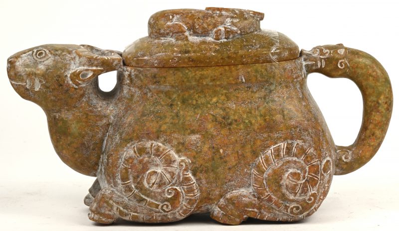 Een beeldje van een gestyleerde waterbuffel van gebeeldhouwd speksteen, dienstdoend als kannetje met oor en tuit en met een kalfje als dekselknop, naar de voorbeelden van de Tang Dynastie (IIIde eeuw).