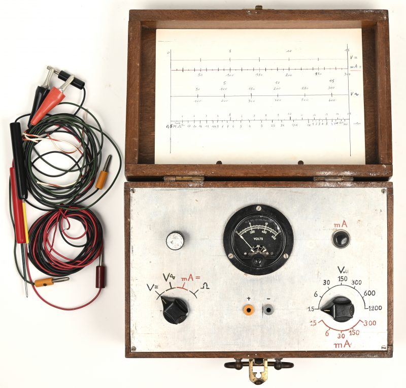 Een antieke voltmeter in fraai houten kistje.