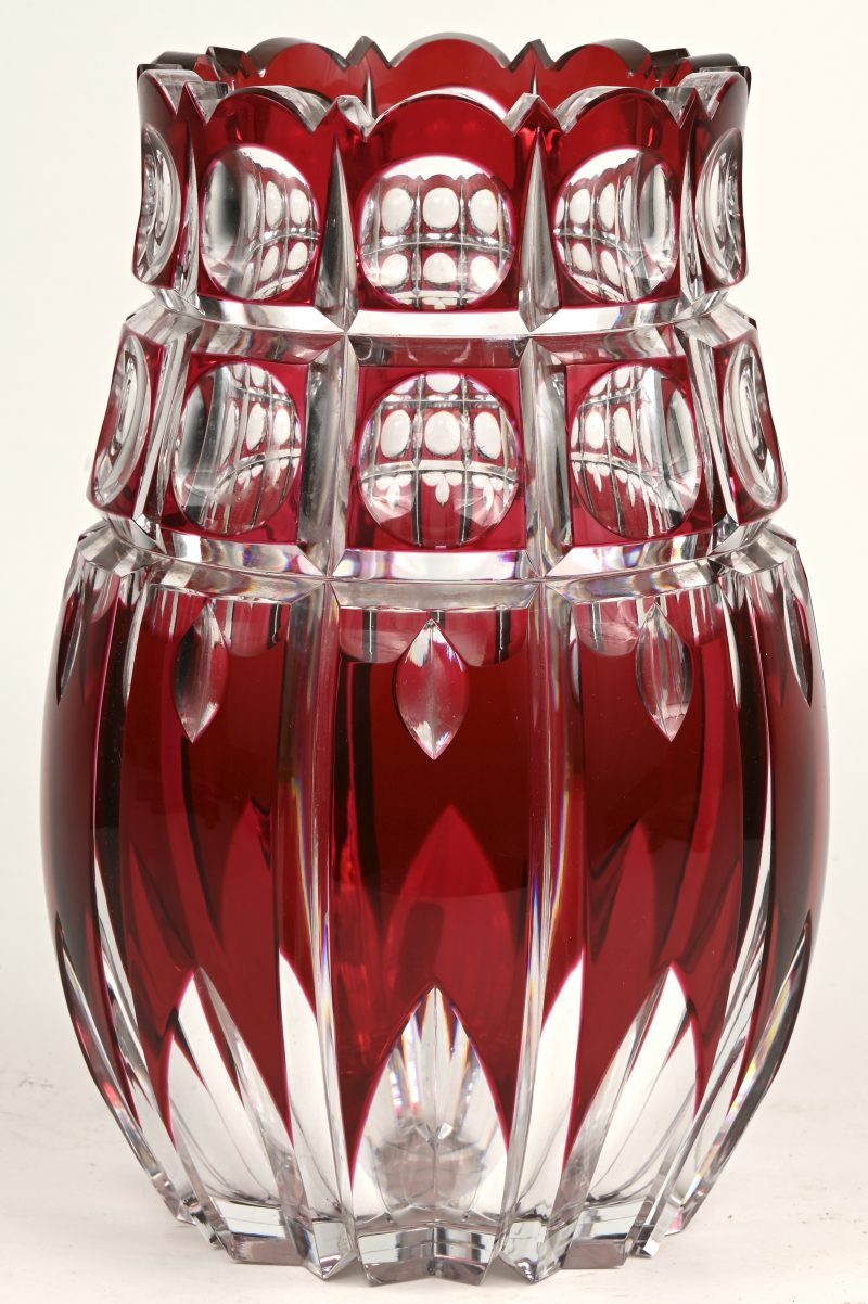 Een vaas van geslepen en rood gedubbeld kristal. Enkele kleine schilfers. Vermoedelijk Val Saint Lambert.