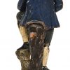 Een Zuid-Frans fijn gesneden en gepolychromeerd houten beeldje (Santon). Vfroeg XIXe eeuw.