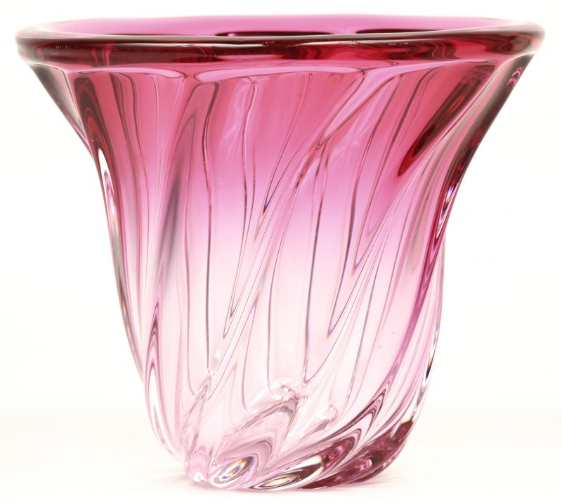Een vaas van roze kristal met getorste ribben. Gemerkt onderaan.