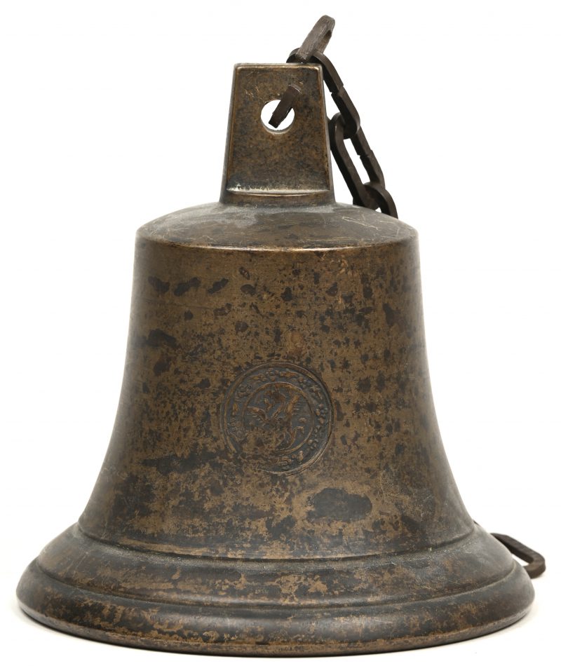 Een bronzen bel, gedateerd 1834.