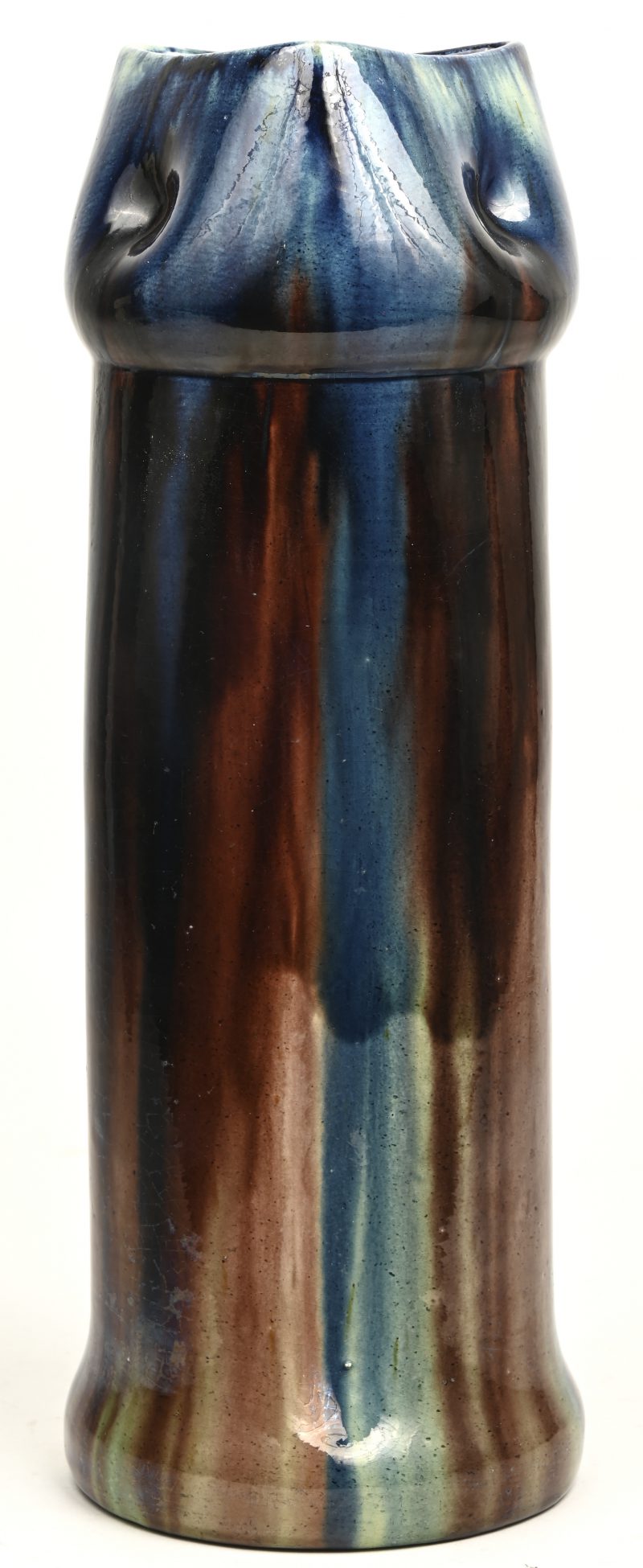 Een art deco vaas van meerkleurig geglazuurd Belgisch aardewerk.
