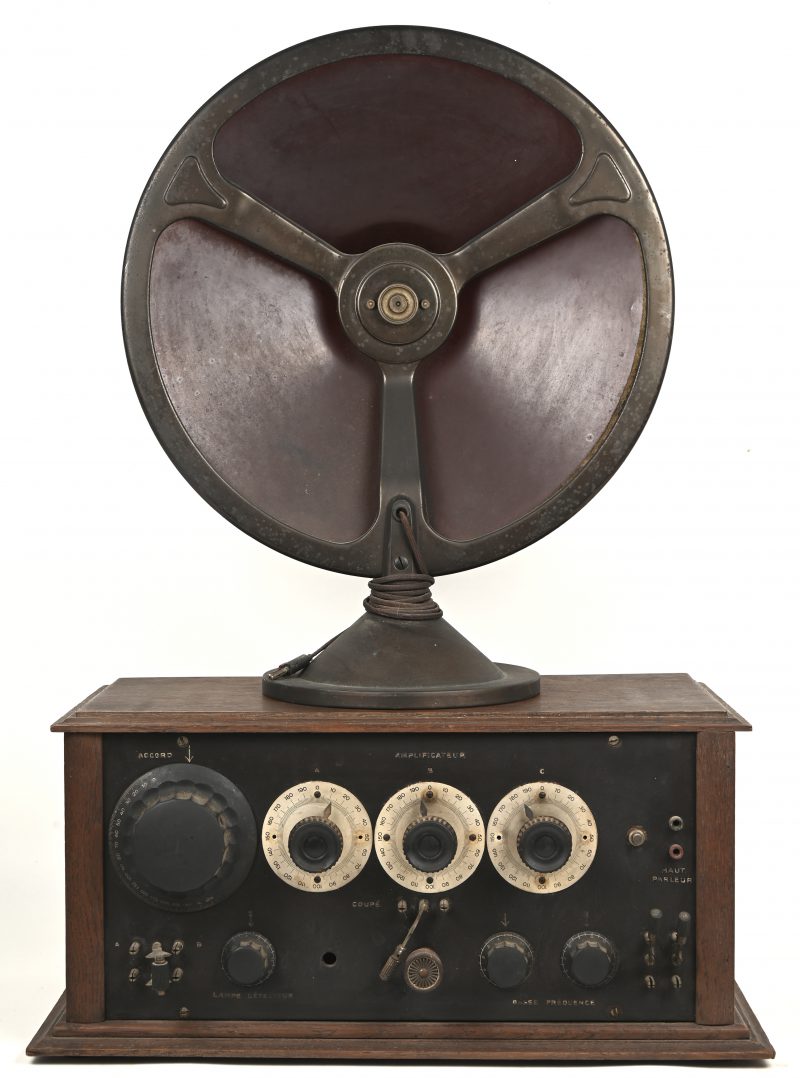 Een radio-ontvanger in houten kast met ‘Resonor’ speaker van Graetz. Jaren ‘20.