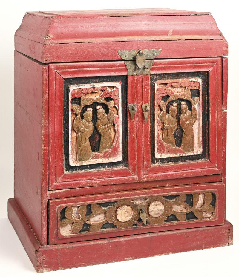 Chinees juwelenkistje in rood geschilderd hout met goudkleurige decoratie met figuren. Met verschillende laden en compartimenten.