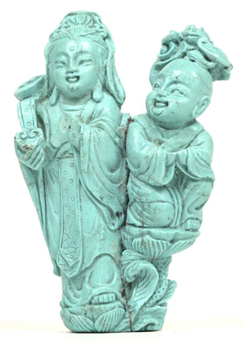 Een beeldje van gesculpteerd turkoois in de vorm van een Guan-Yin en een voorstelling van Boeddha. Handjes gebroken en in het midden gelijmd.